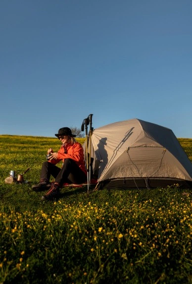 Camper genießt Outdoor-Erlebnis